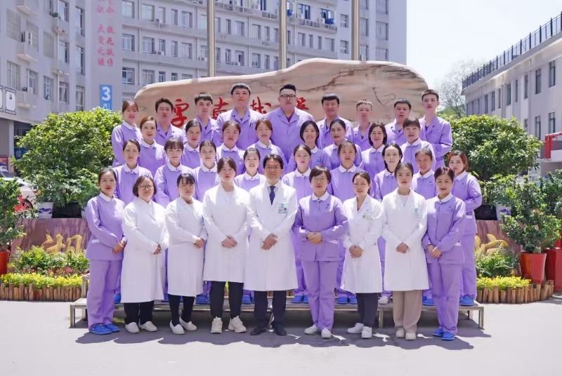 血液净化中心科室集体照.jpg