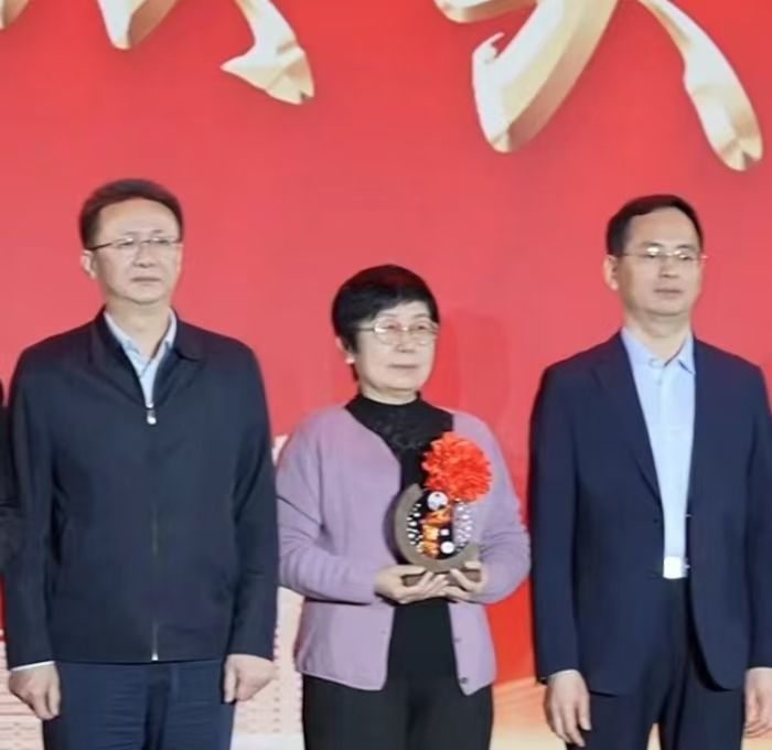 戴娟教授参加70周年院庆高光时刻：湖南省教育厅长为戴娟教授颁名医奖