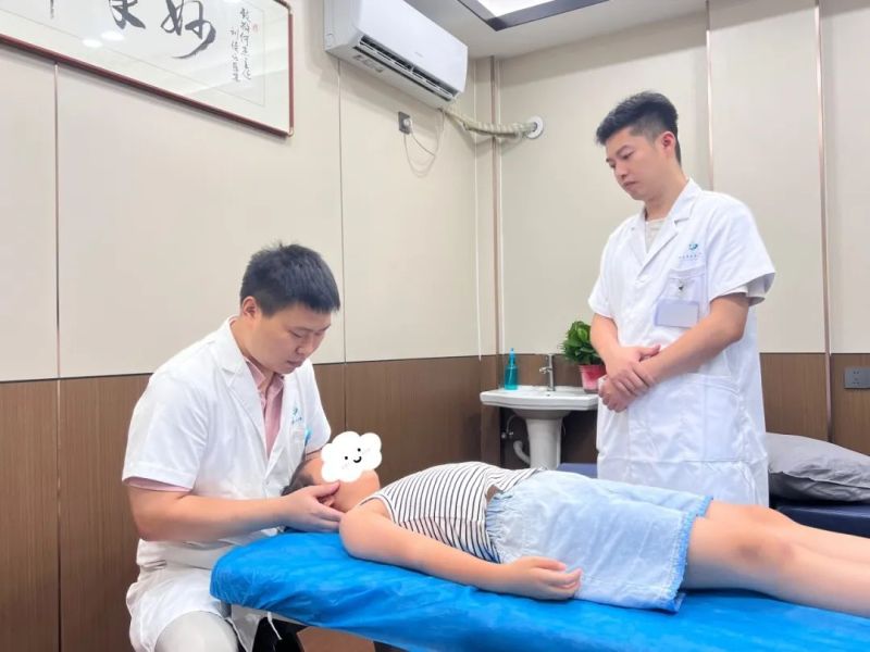 暑假迎脊柱侧弯就诊高峰 医生：不良坐姿、电子产品使用是主